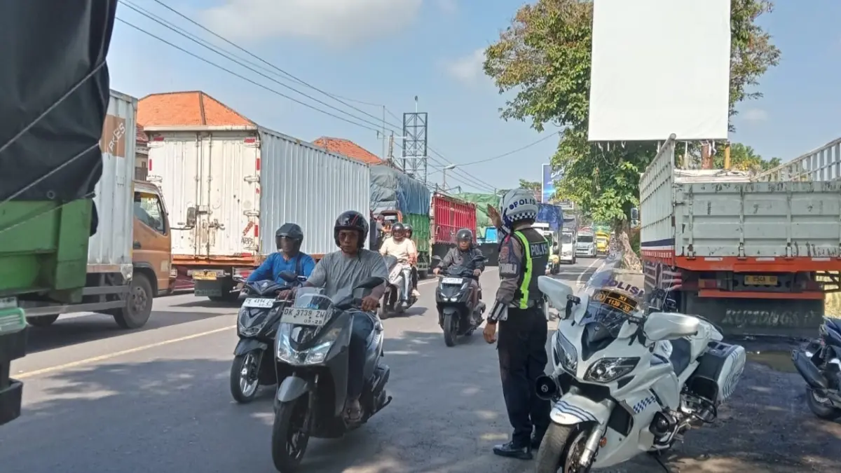 - Anggota Satlantas Polres Jembrana terlihat melakukan pengaturan lalu lintas di barat Polsek Negara, Minggu (15/3/2026). (I Gde Riantory Warmadewa/Jembrana Express)