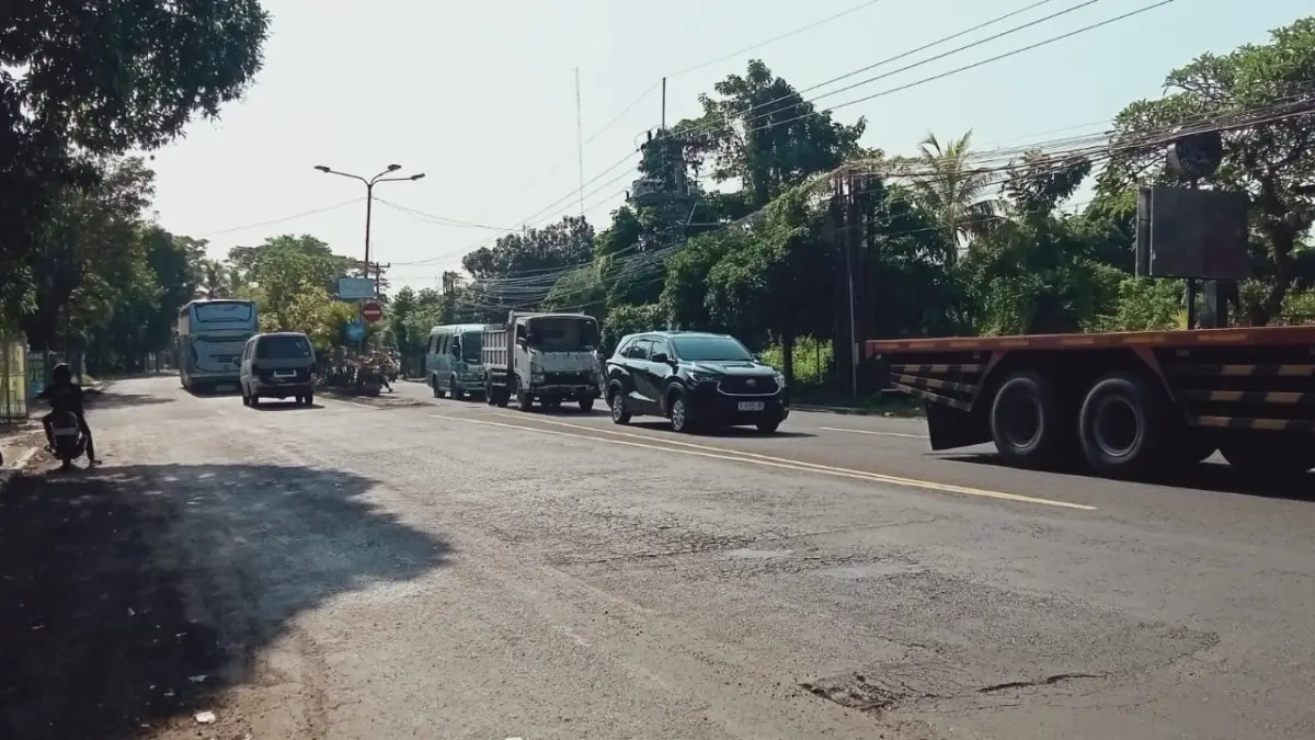 - Ekor antrian kendaraan pemudik di depan Polsek Negara, Kamis (15/3/2026). (I Gde Riantory Warmadewa/Jembrana Express)