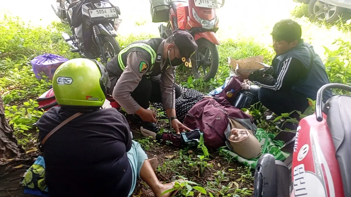 Tim Dokes Polres Jembrana saat menolong pemudik yang pingsan di Gilimanuk, Minggu (15/3/2026). (ist)