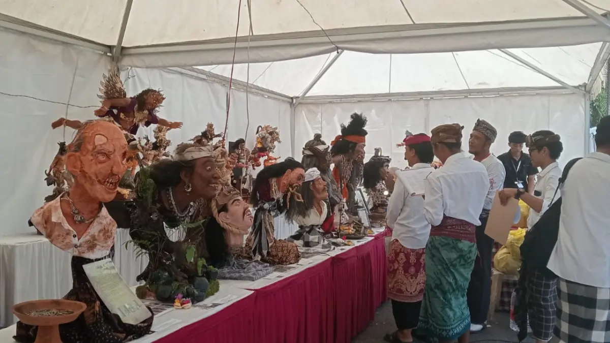 Tim juri melakukan penilaian karya para peserta acara festival seni tahunan Jembrana Masikian Fest 2026. (ist)