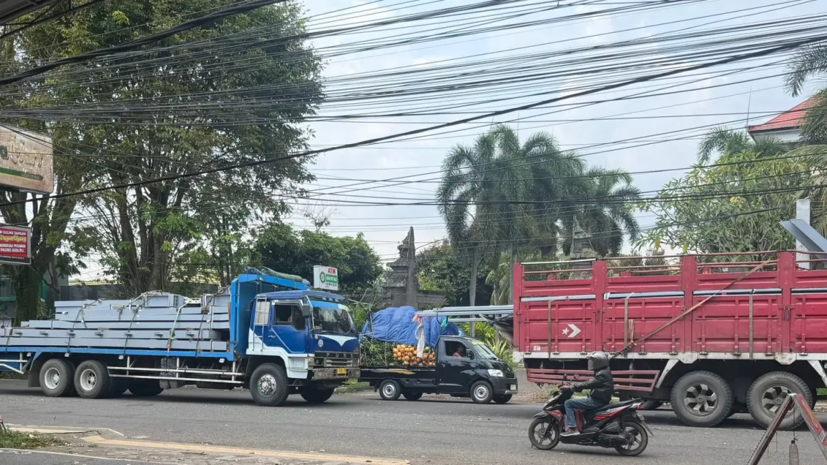 Truk sumbu tiga yang masih beroperasi saat arus mudik, Minggu (15/3/2026).