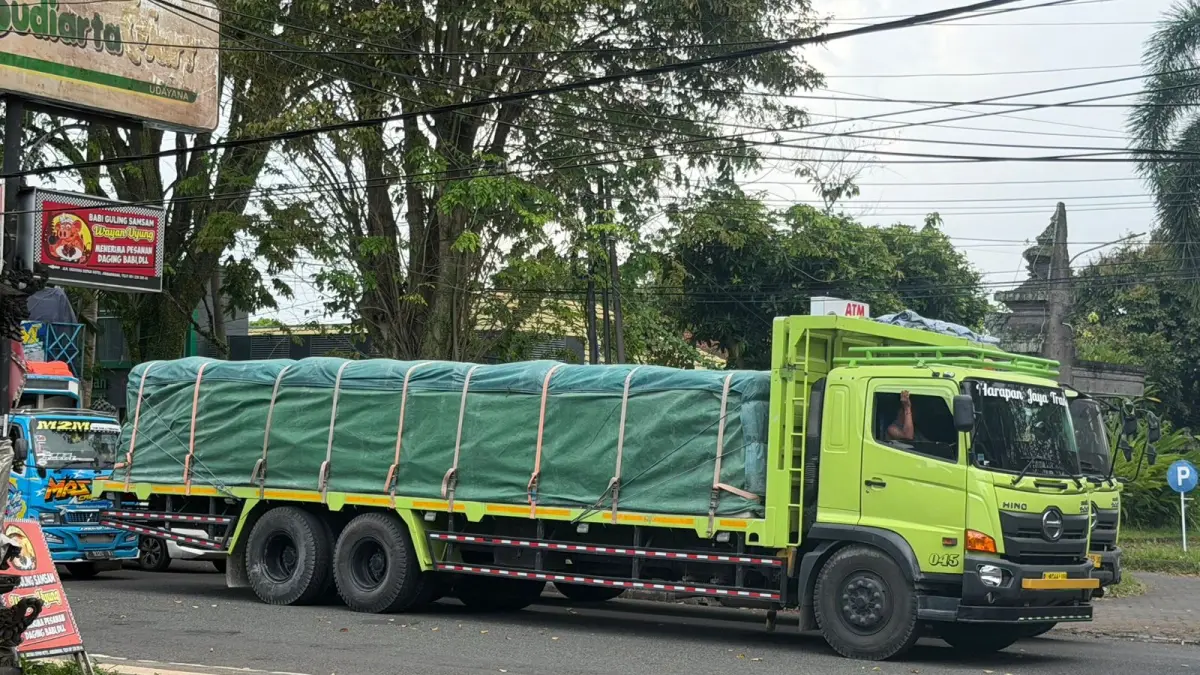 Truk sumbu tiga yang masih beroperasi saat arus mudik, Minggu (15/3/2026).
