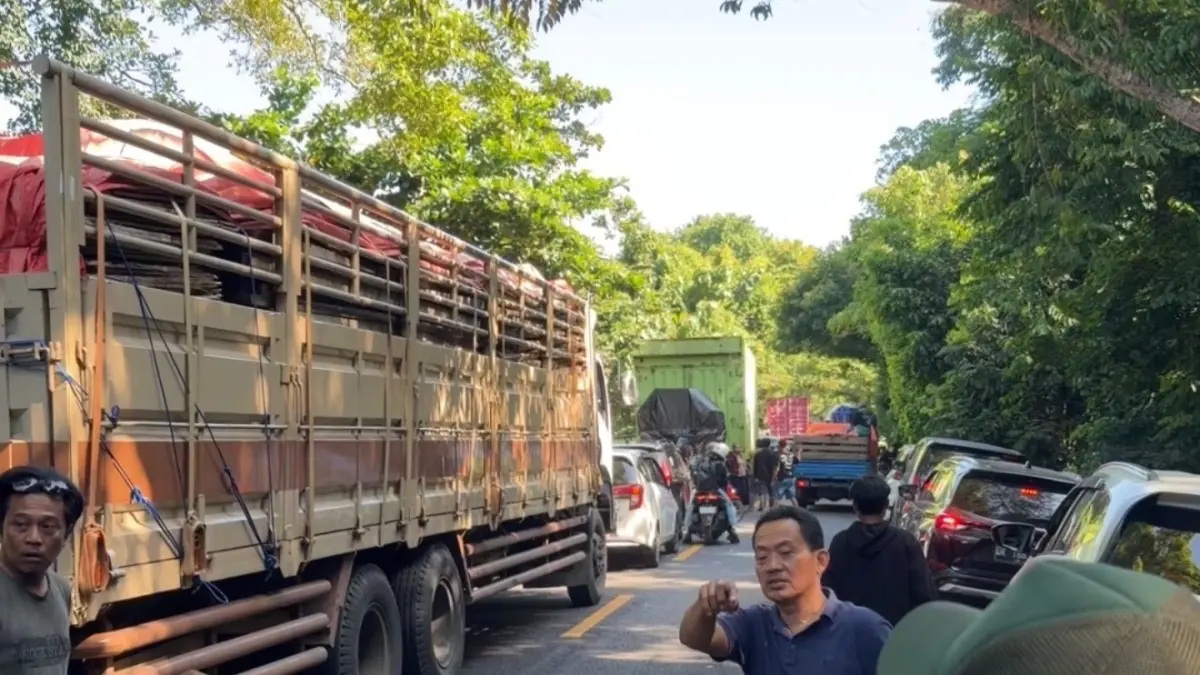 Truk sumbu tiga yang tetap beroperasi dijalan Denpasar-Gilimanuk saat arus mudik 2026, Minggu (15/3/2026)