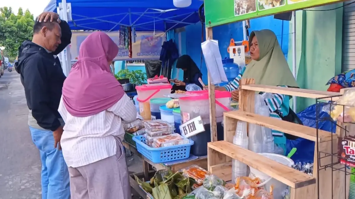 Warung takjil dadakan milik Ibu Wanda salah satu warga di gang 1, Lingkungan Asih, Kelurahan Gilimanuk, Jembrana.