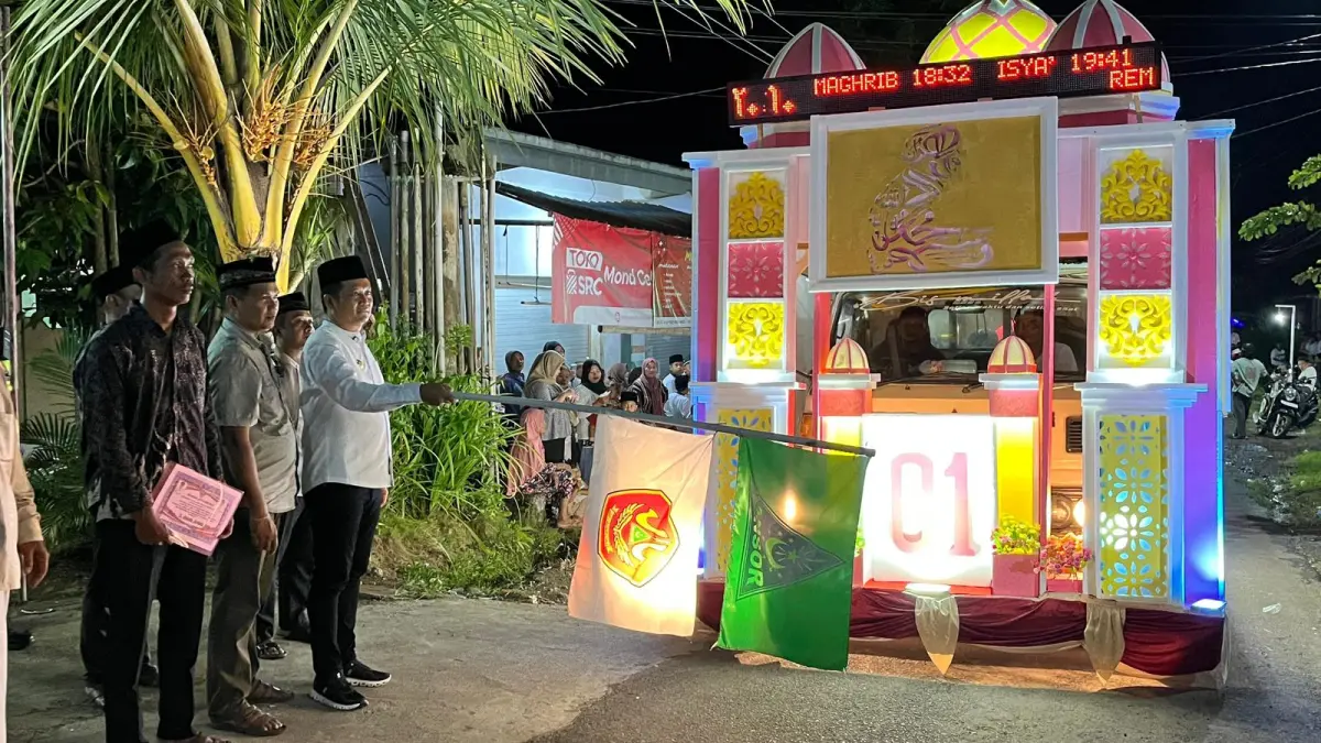 Bupati Jembrana I Made Kembang Hartawan saat melepas parade mobil hias malam takbiran di Desa Yeh Sumbul.