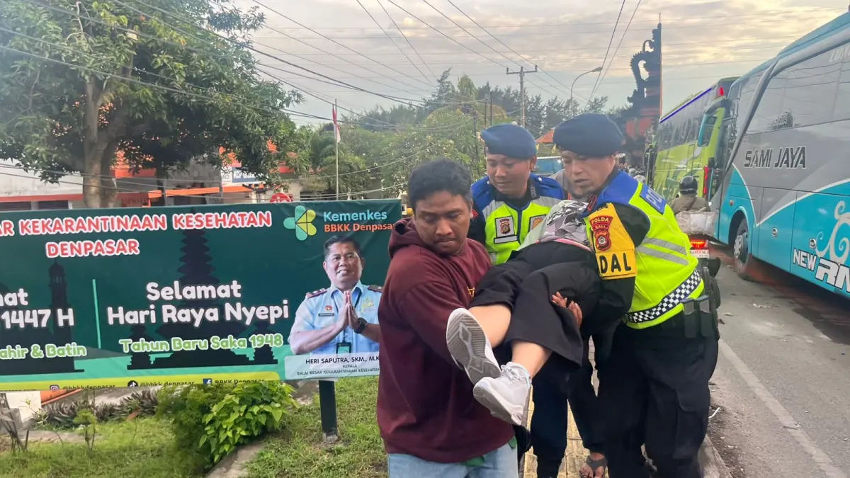 Evakuasi jenazah seorang pemudik asal Kebumen Jawa Tengah yang meninggal dalam bus saat antri di jalur menuju Pelabuhan Gilimanuk.