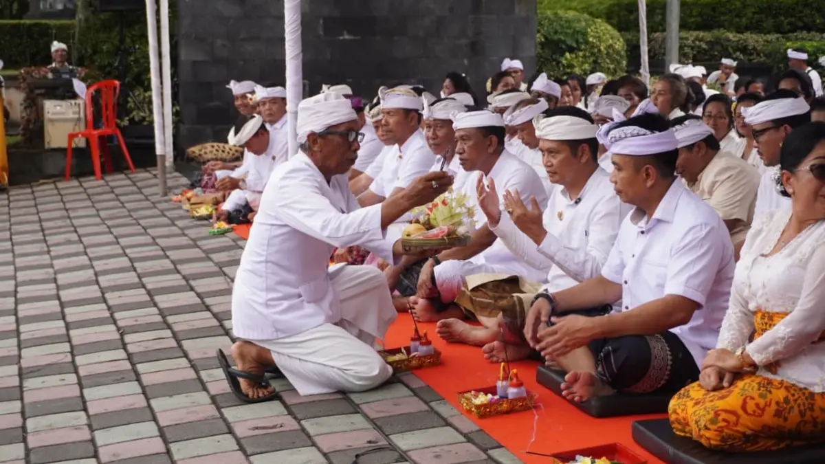 Prosesi Tawur Agung Kesanga Kabupaten Jembrana yang digelar di Catus Pata Simpang Surapati, Kelurahan Dauhwaru, Jembrana, Rabu (18/3/2026).