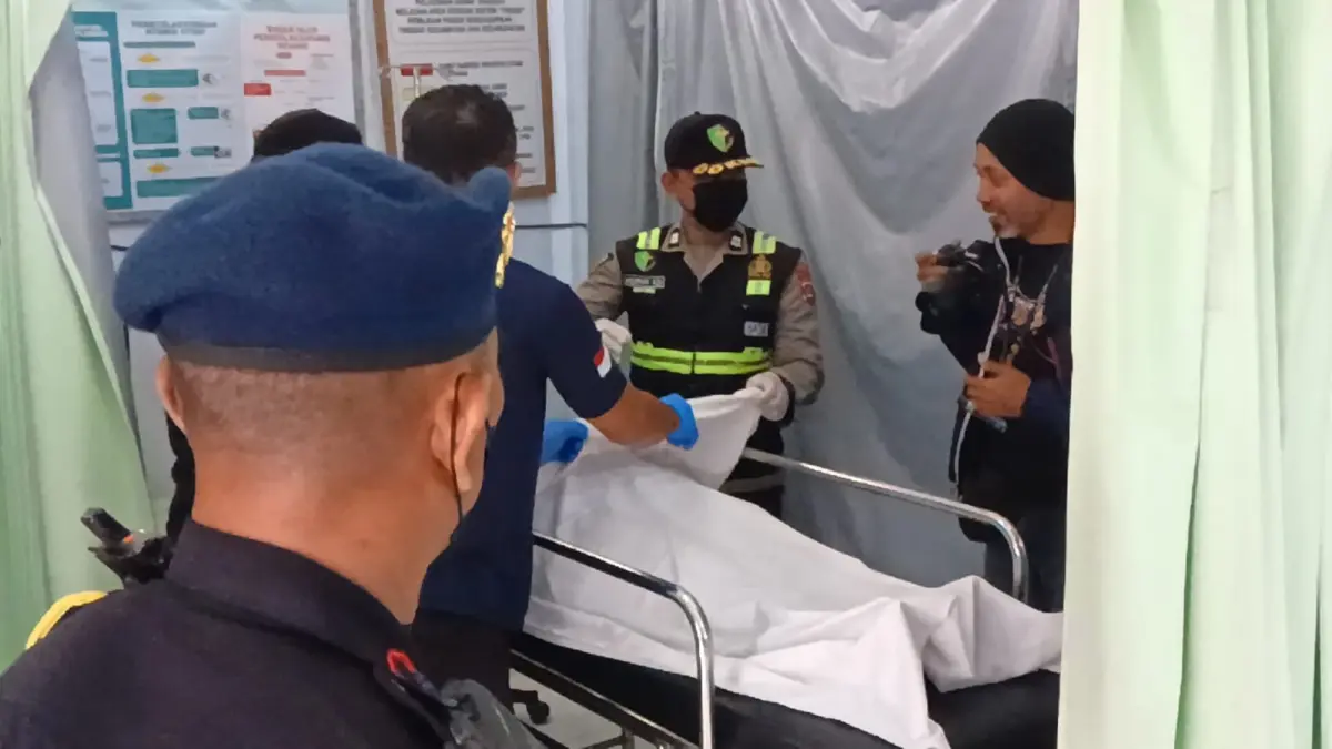 Tim Inafis Polres Jembrana melakukan pemeriksaan luar jenazah seorang pemudik asal Kebumen Jawa Tengah yang meninggal dalam bus saat antri di jalur menuju Pelabuhan Gilimanuk.