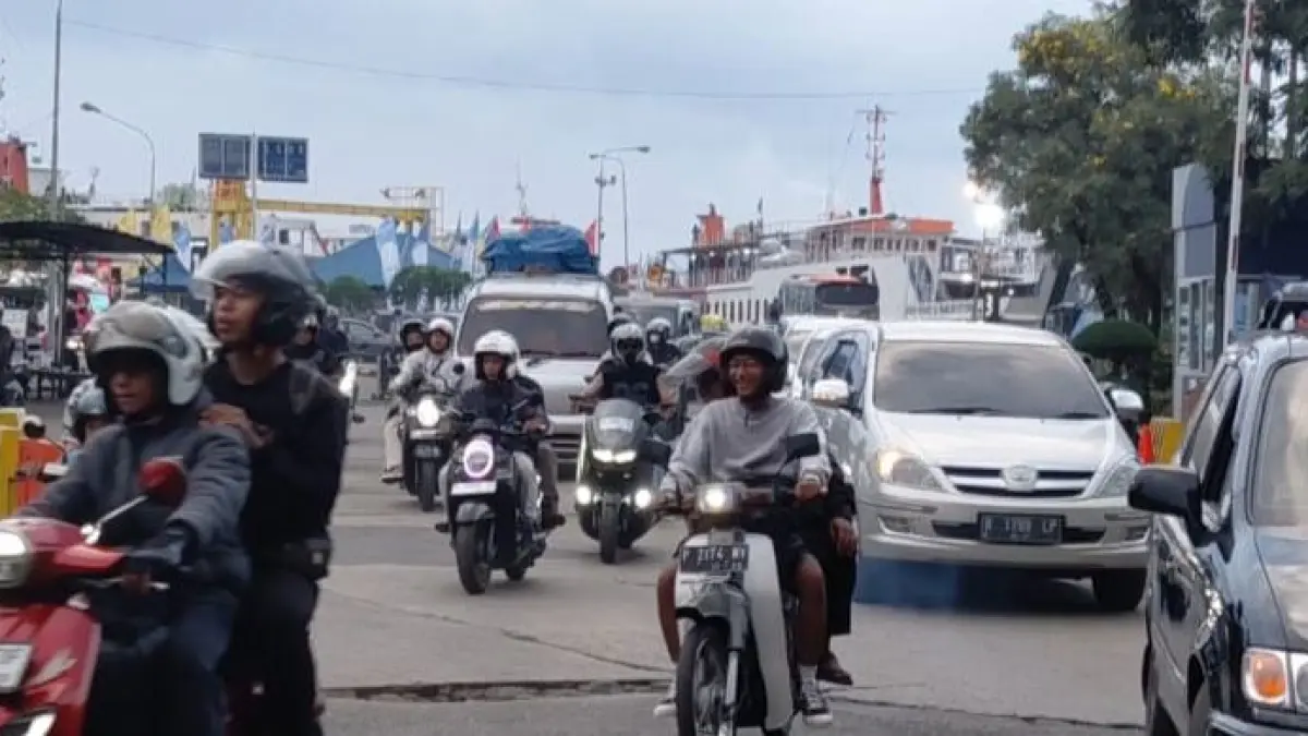 Arus kendaraan masuk Bali di Pos 2 Pelabuhan Gilimanuk, Jembrana.
