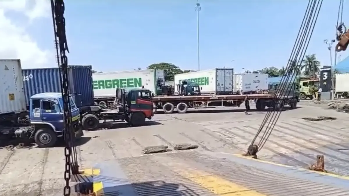 Truk sumbu tiga yang diparkir melintang hingga menghalangi aktifitas bongkar muat di dermaga LCM Pelabuhan Gilimanuk, Bali, Senin (30/3/2026).