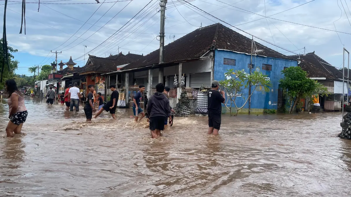 Banjir di Banjar Tengah, Desa Mendoyo Dauh Tukad, Kecamatan Mendoyo, Kabupaten Jembrana, Minggu (5/4). (I Gde Riantory Warmadewa/Jembrana Express)