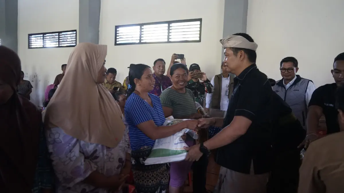 Bupati Jembrana I Made Kembang Hartawan melakukan penyerahan bantuan beras Cadangan Pangan Pemerintah (CPP) dan minyak goreng, Senin (6/4/2026). (istimewa)