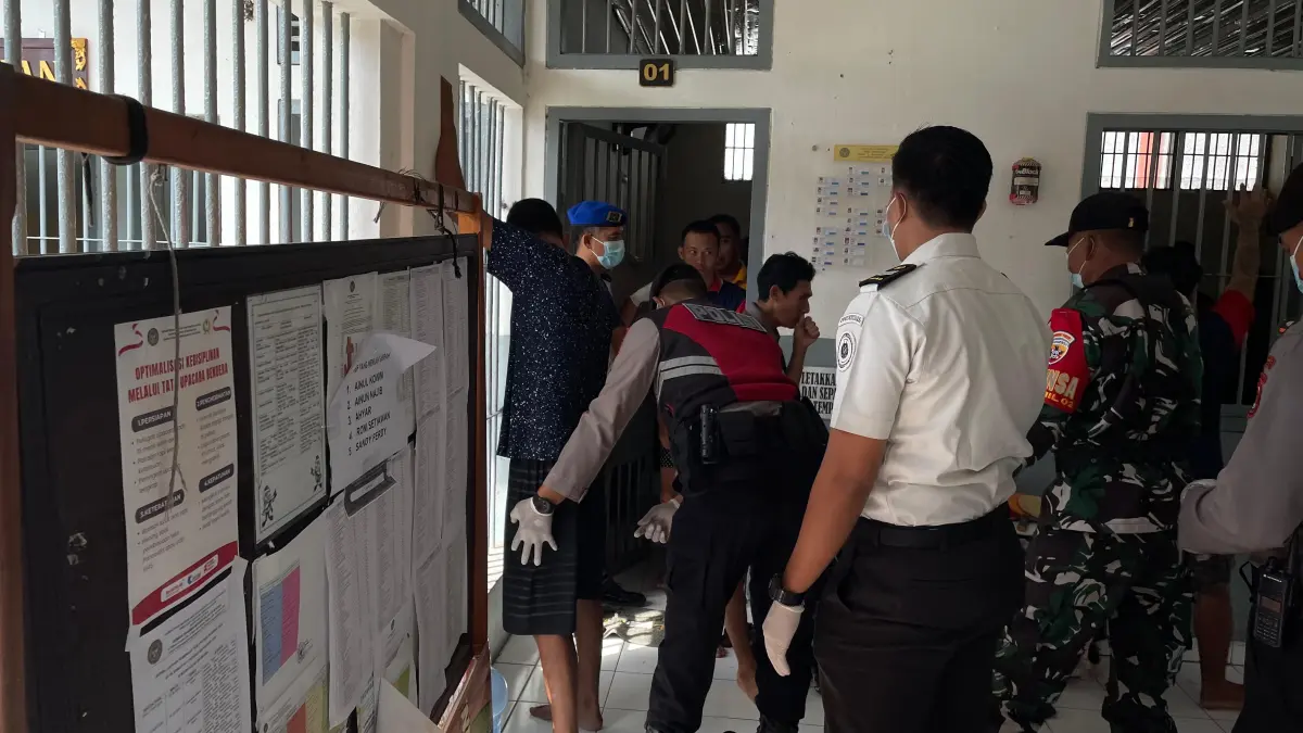 Tim Gabungan melakukan penggeledahan blok hunian di Rutan Kelas II B Negara, Senin (6/4/2026). (I Gde Riantory W / Jembrana Express)