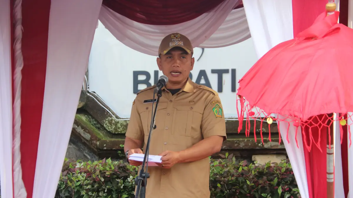 Wakil Bupati Jembrana I Gede Ngurah Patriana Krisna saat memimpin apel rutin di halaman Kantor Bupati Jembrana, Senin (6/4/2026). (istimewa)