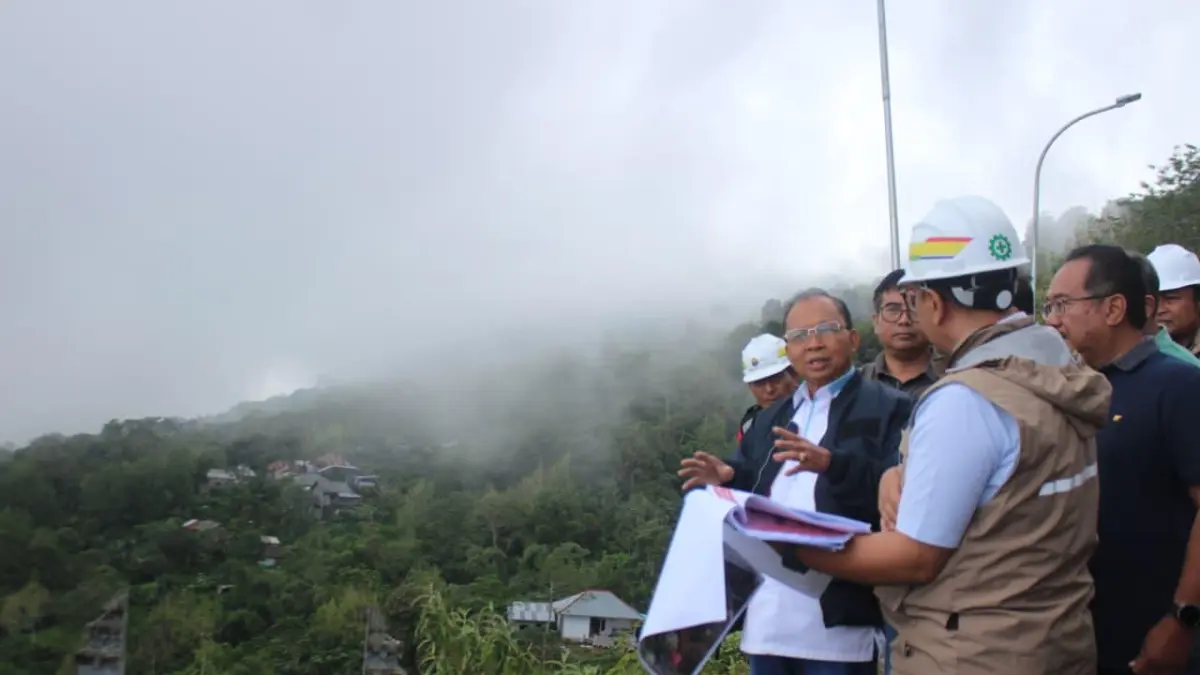PROGRES: Gubernur Bali Wayan Koster meninjau langsung progres pembangunan tahap kedua Turyapada Tower pada Minggu (5/4). (ist)