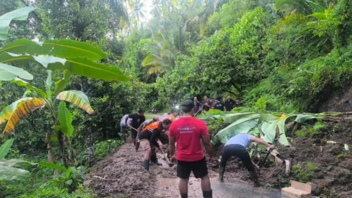 Tanah Longsor yang terjadi di wilayah Kecamatan Mendoyo, Kabupaten Jembrana, Minggu (5/4). (ist)