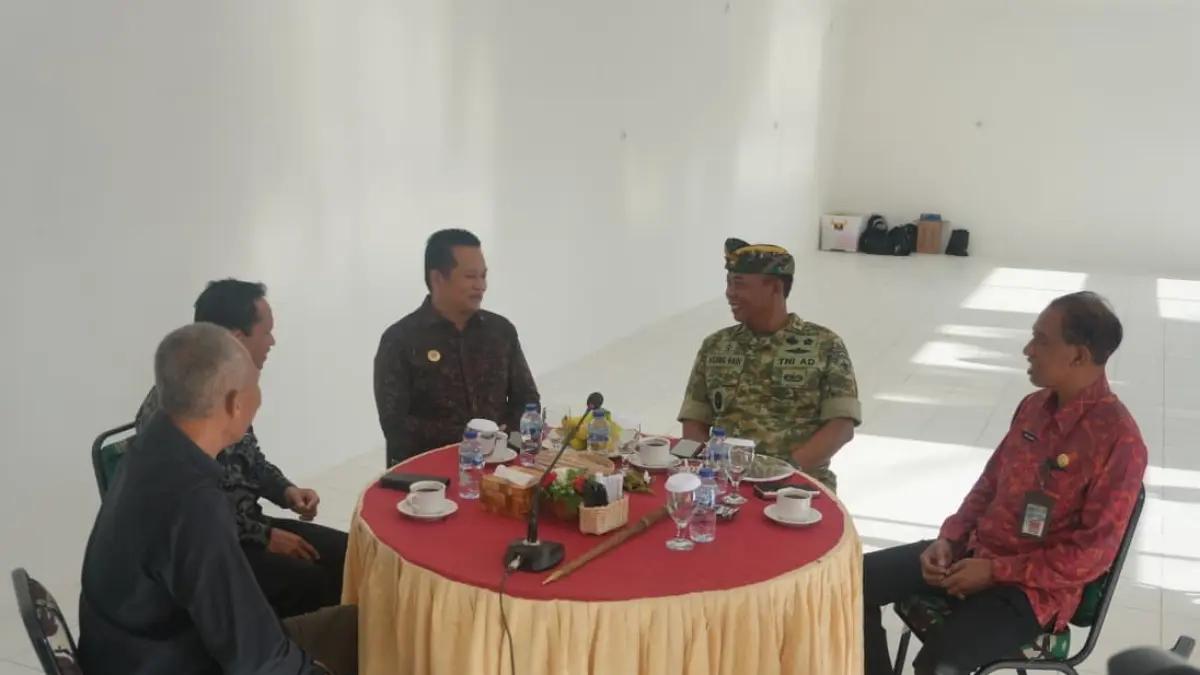 Bupati Jembrana I Made Kembang Hartawan  menerima kunjungan sosialisasi dari Korem 163/Wira Satya di KDMP Desa Delod Berawah, Selasa (7/4). (ist)
