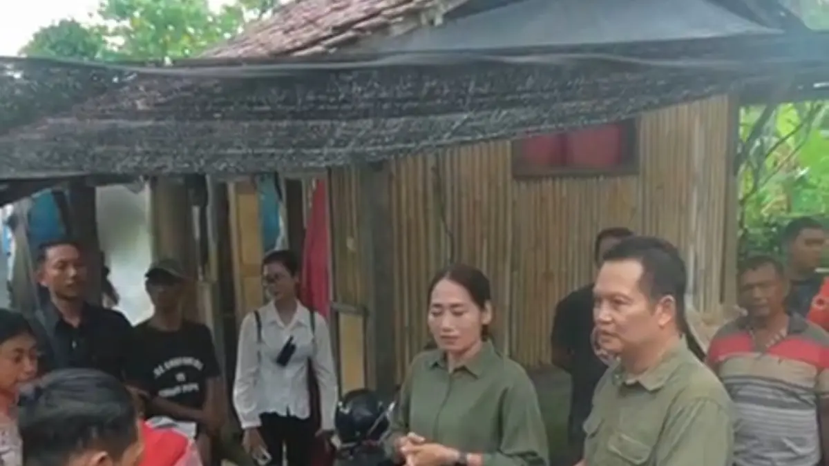 Bupati Jembrana I Made Kembang Hartawan mengunjungi warga Desa Pergung yang mengalami musibah rumah roboh, Rabu (8/4/2026). (ist)
