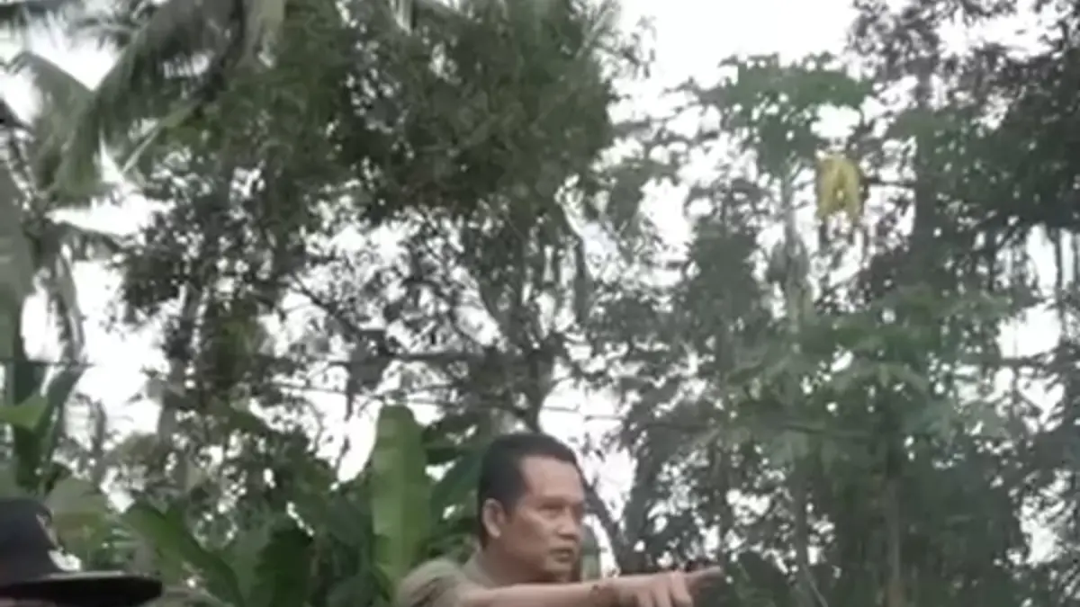 Bupati Jembrana I Made Kembang Hartawan mengunjungi warga Desa Pergung yang mengalami musibah rumah roboh, Rabu (8/4/2026). (ist)