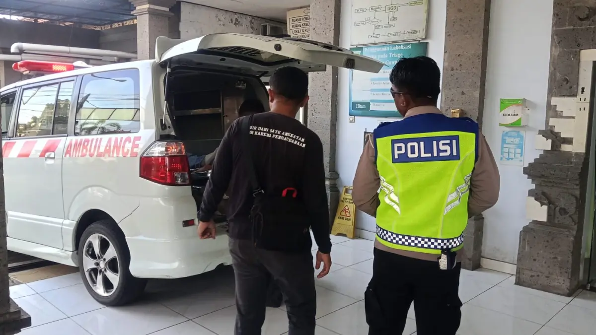 EVAKUASI : Jenasah korban tewas tabrak tiang lampu di hutan Cekik saat dievakuasi ke Puskesmas Gilimanuk, Selasa (7/4/2026). (ist)