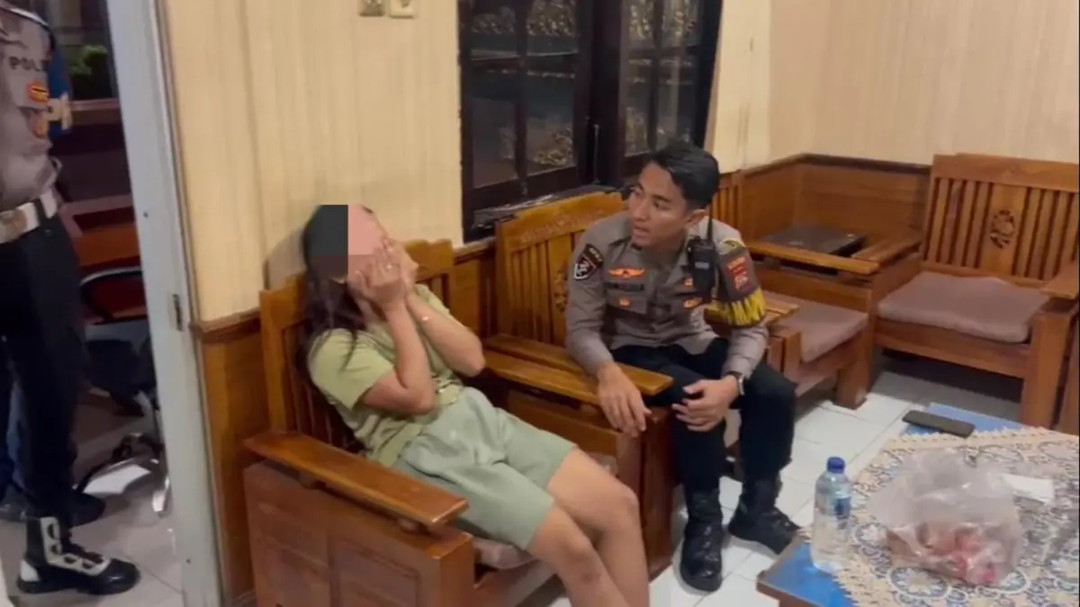 Korban percobaan bunuh diri di Jembatan Banyuning berhasil diselamatkan ke Polsek Singaraja. (ist)