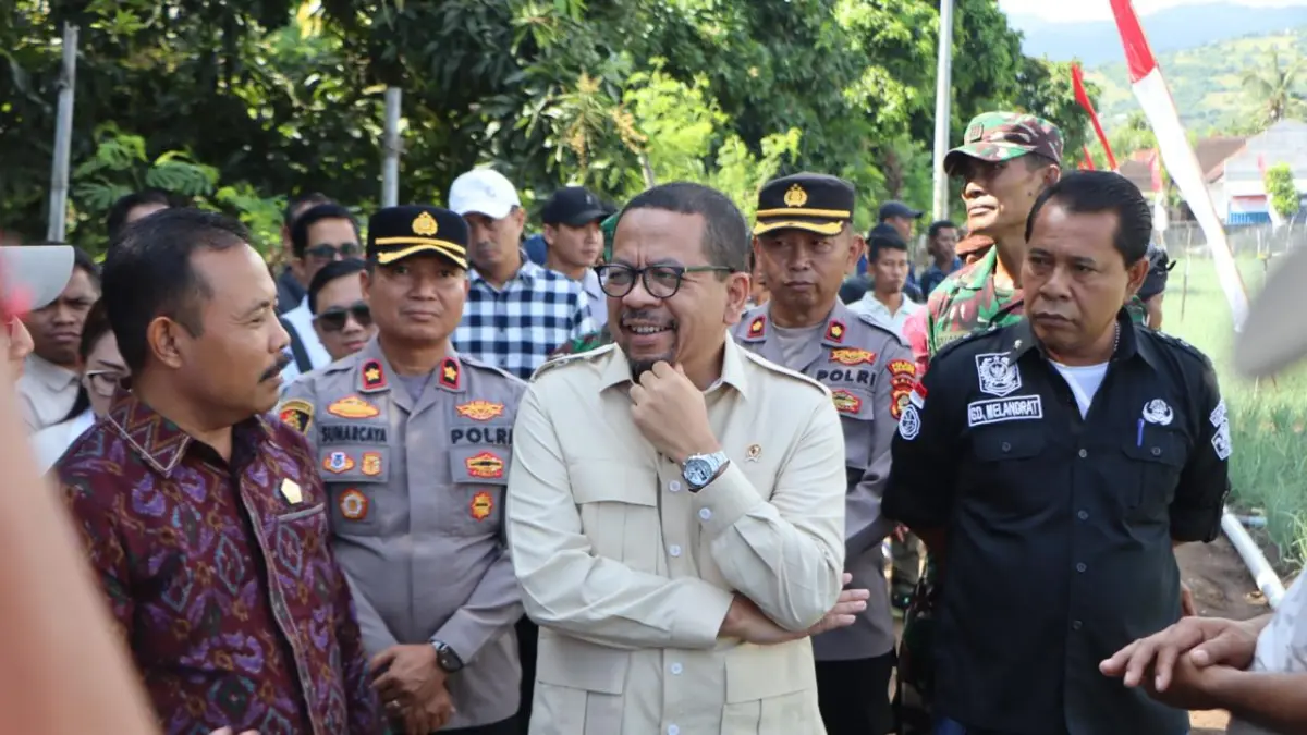 Kunjungan Kepala Staf Kepresidenan RI Muhammad Qodari ke sentra bawang di Gerokgak. (ist)