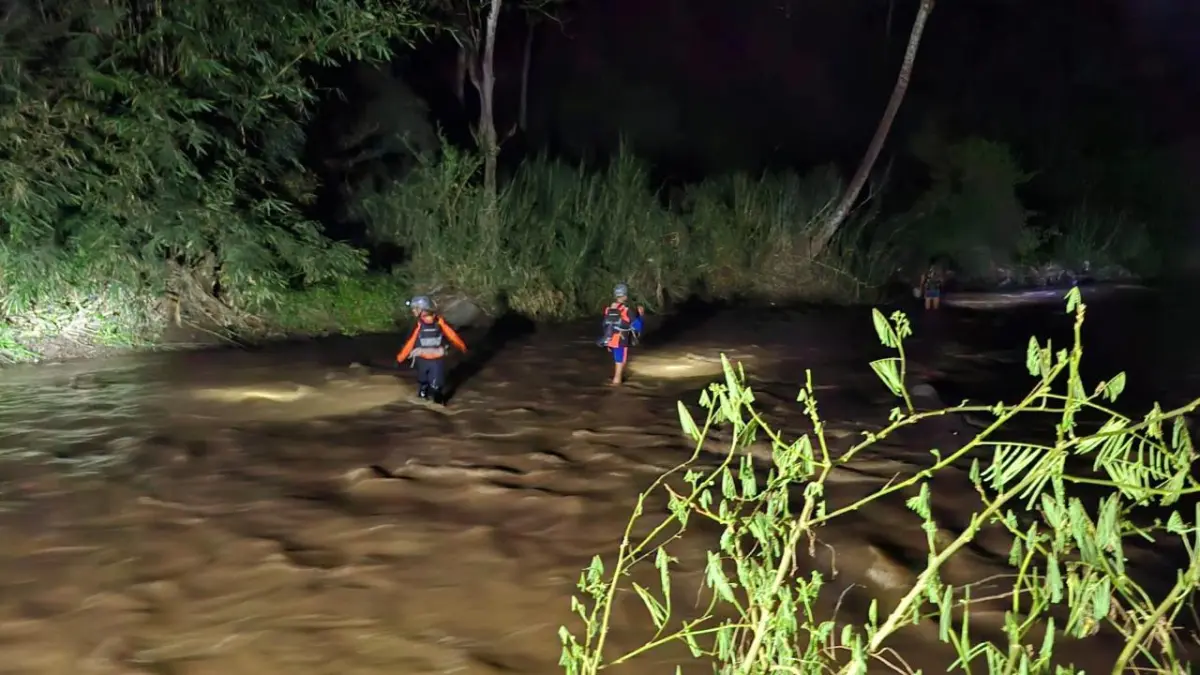 Proses pencarian korban yang hilang terseret arus sungai di Tamblang. (ist)