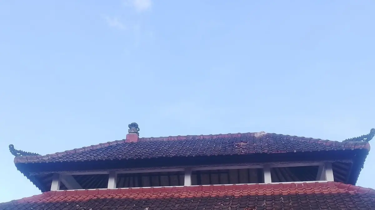 RUSAK: Bagian atap wantilan Pura Puseh Tiyingtali mengalami kerusakan. (ist)