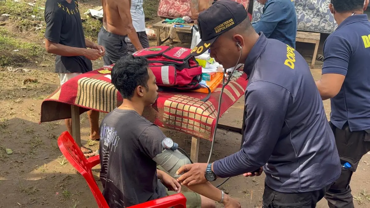 Seksi Kedokteran dan Kesehatan (Sidokkes) Polres Jembrana saat melaksanakan pemeriksaan kesehatan warga pascabanjir di Lingkungan Baler Bale Agung, Kelurahan Tegal Cangkring, Kecamatan Mendoyo, Jembrana, Rabu (8/4). (ist)