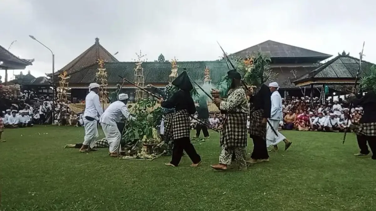 Tari Baris Duwe dari Desa Mayungan yang ditarikan saat pujawali di pura Desa Desa Mayungan. (ist)