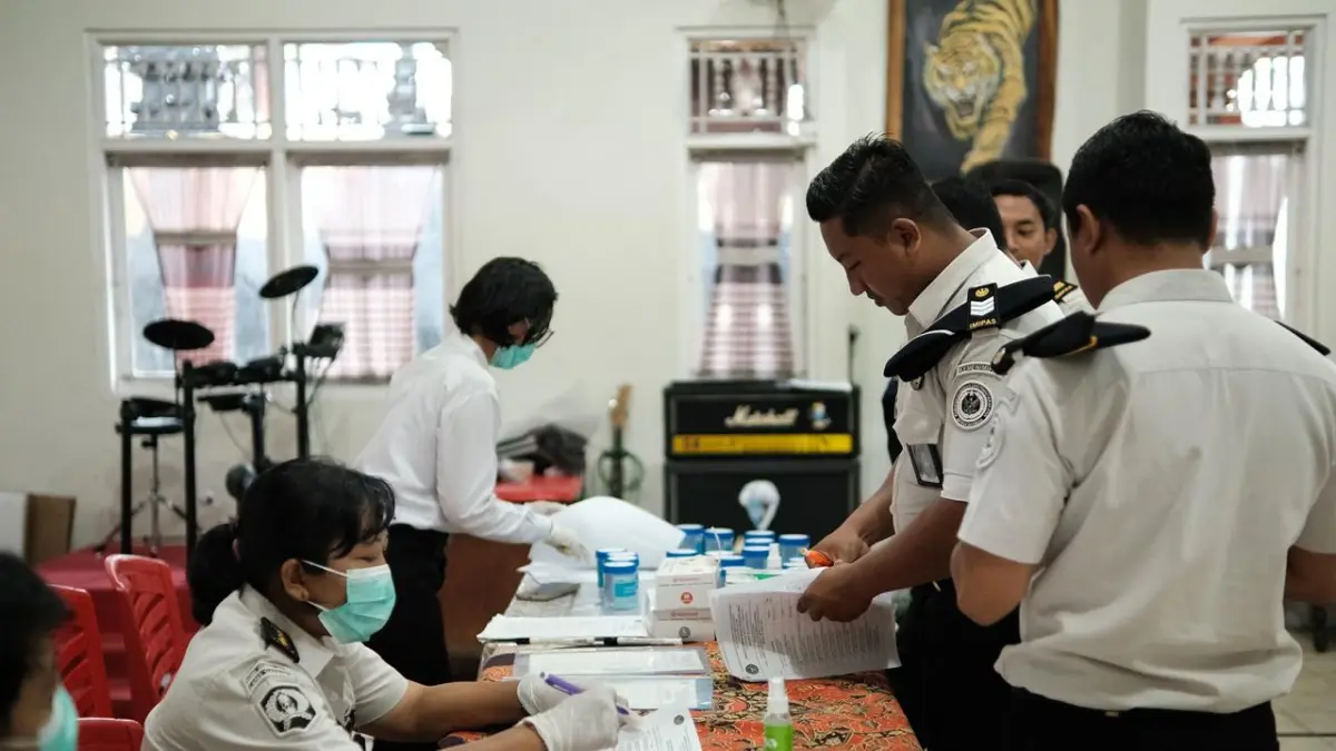 TES URINE : Lapas Tabanan lakukan tes urine bagi petugas dan warga binaan. (ist)
