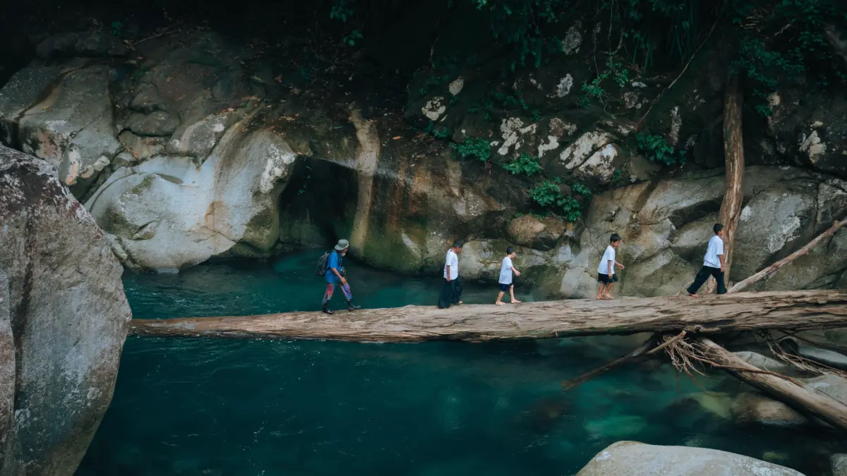 Aktivitas trekking di kawasan Desa Sejahtera Astra Nyarai yang menawarkan potensi wisata alam berupa lubuk dan kolam alami di kawasan Bukit Barisan. (ist)