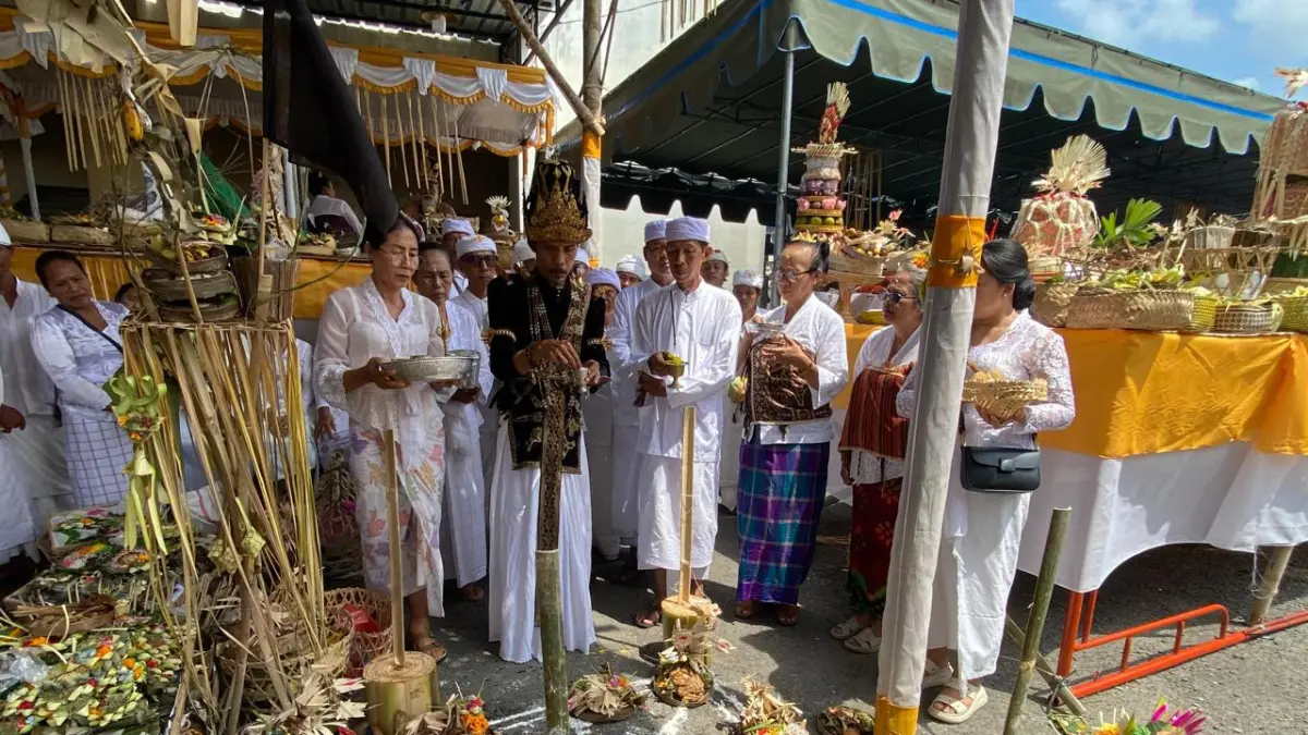 CARU: Prosesi caru dilaksanakan di Pasar Galiran, Klungkung, Rabu (8/4). (ist)