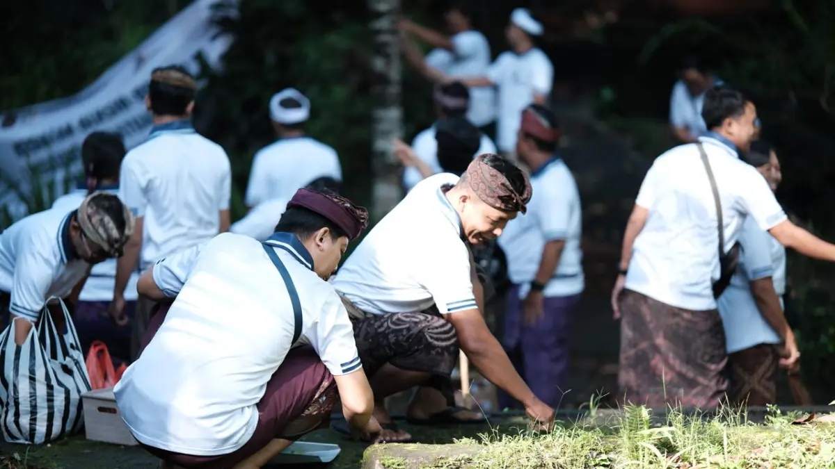 Lapas Tabanan saat gotong royong di Pura Beji. (ist)