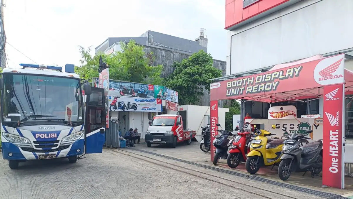Layanan pelanggan program sim keliling di depan dealer astra motor tabanan. (ist)