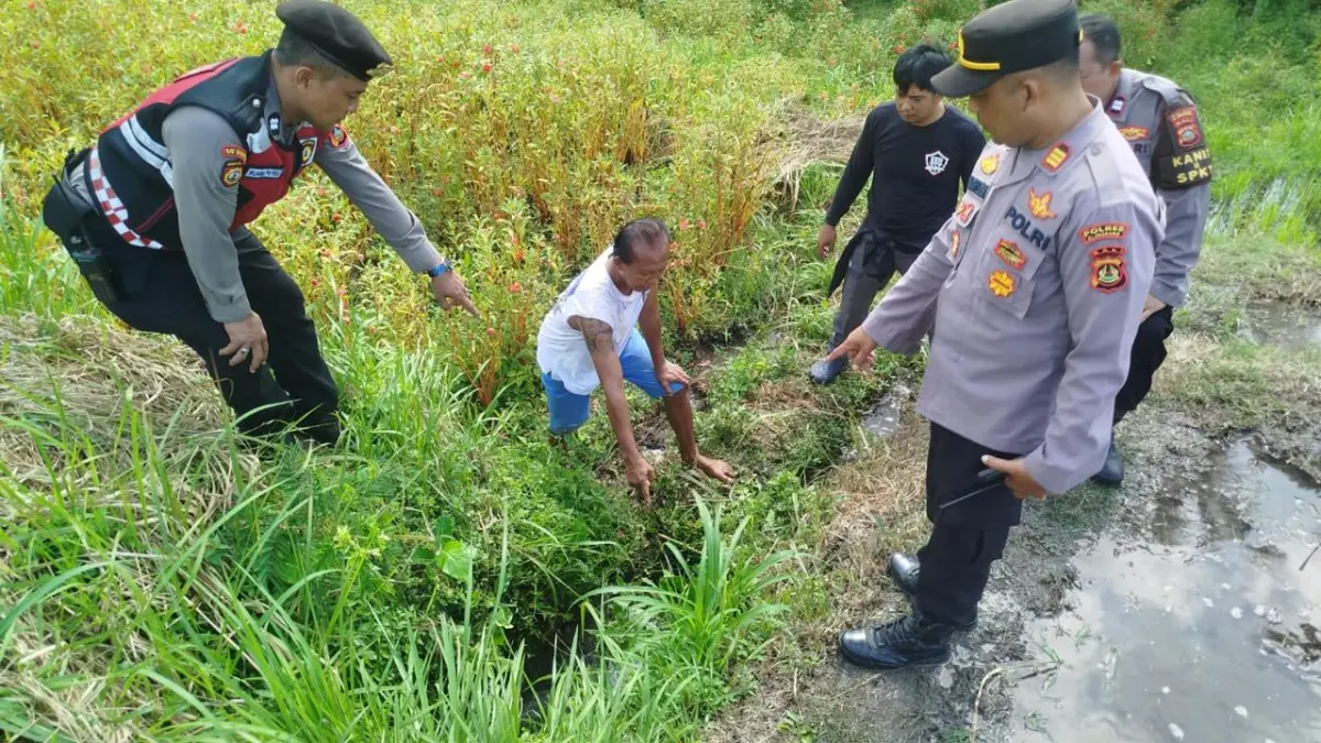 OLAH TKP: Pihak kepolisian melakukan olah TKP peristiwa meninggalnya Ni Nyoman Sumarni. (ist)