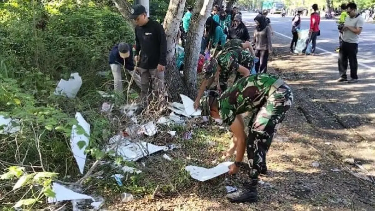 Kegiatan bersih-bersih sampah di sepanjang jalan menuju Pelabuhan Gilimanuk, Kecamatan Melaya, Kabupaten Jembrana.