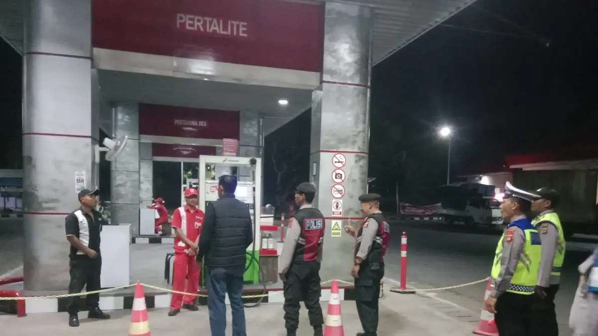 Petugas Kepolisian melakukan patroli disejumlah SBPU di wilayah Kecamatan Melaya, Jembrana, Sabtu (18/4).