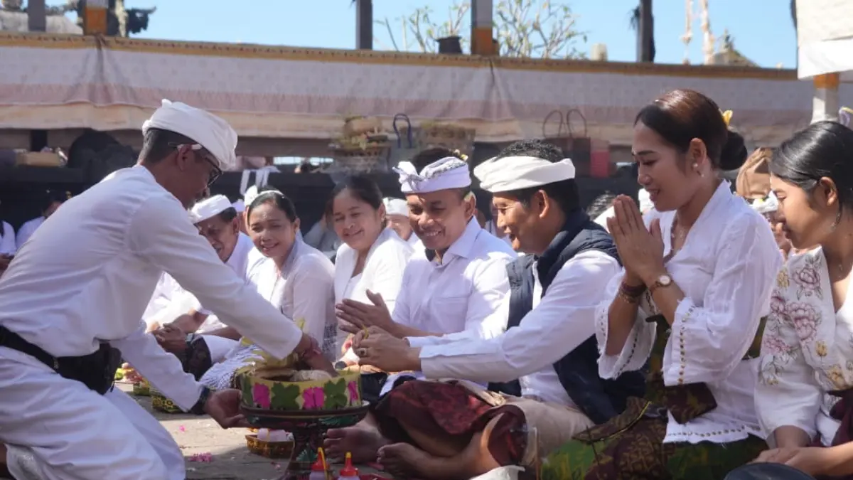 Bupati Jembrana I Made Kembang Hartawan dan Wakil Bupati Jembrana I Gede Ngurah Patriana Krisna saat bhakti penganyar di Pura Besakih. (ist)