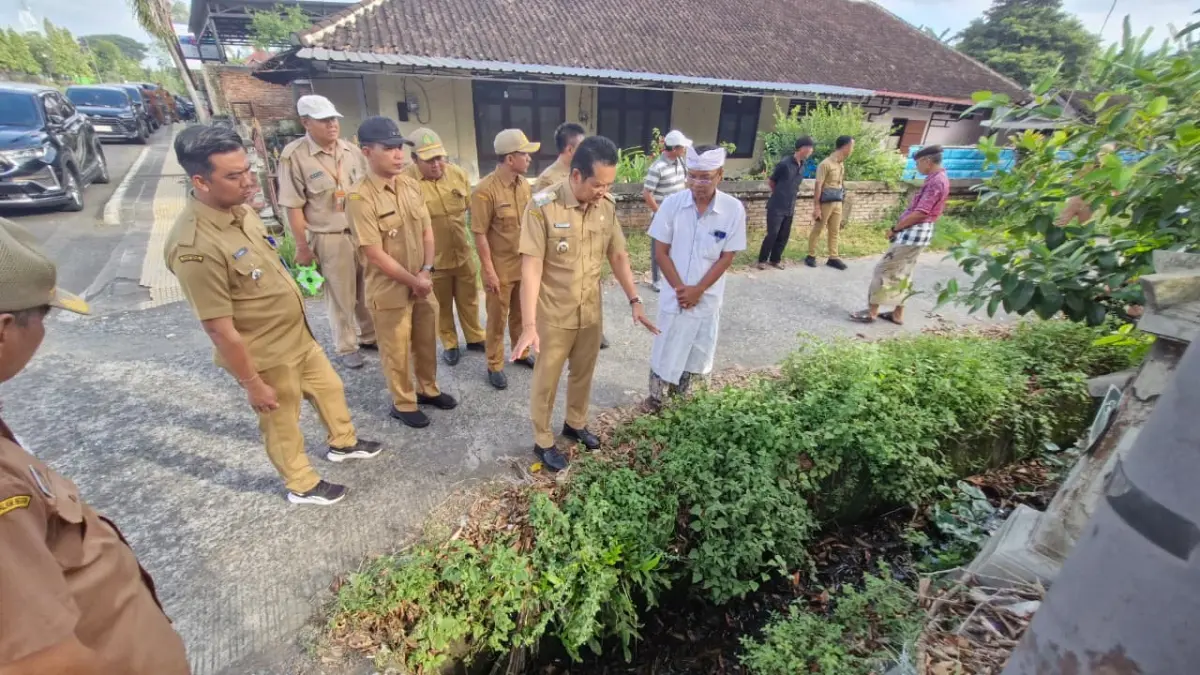 Bupati Jembrana I Made Kembang Hartawan meninjau pintu masuk jalan menuju kuburan cina, Jembarana. (ist)