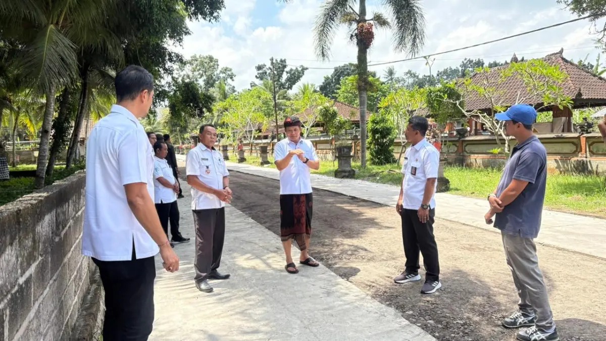 Bupati Jembrana I Made Kembang Hartawan saat meninjau pengerjaan jalan di Desa Candikusuma. (ist)