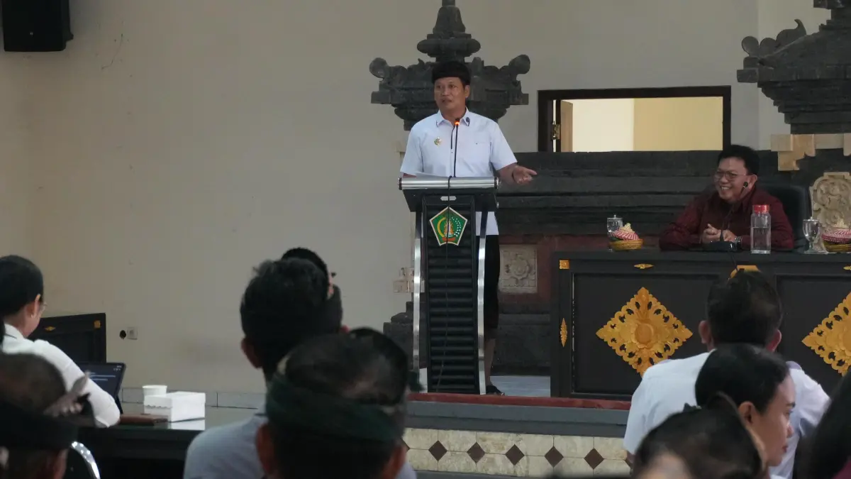 Bupati Jembrana I Made Kembang Hartawan saat sosialisasi program 1 keluarga 1 sarjana. (ist)
