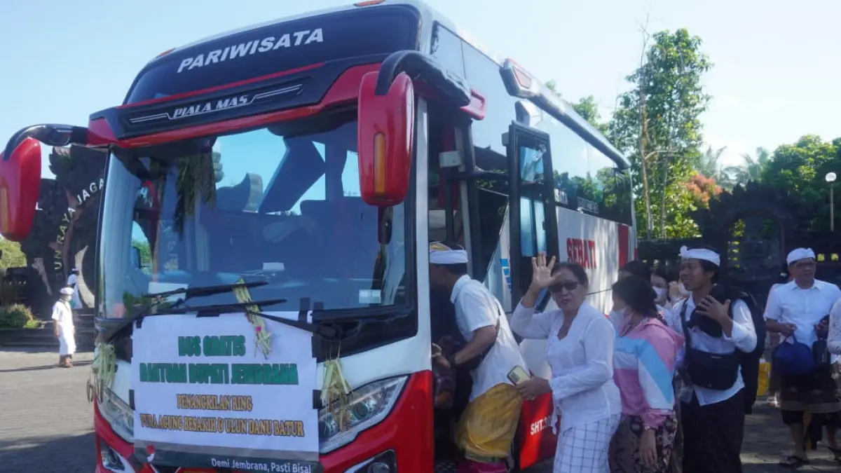 Bus gratis untuk tangkil ke Pura Besakih yang disiapkan Bupati Jembrana I Made Kembang Hartawan.