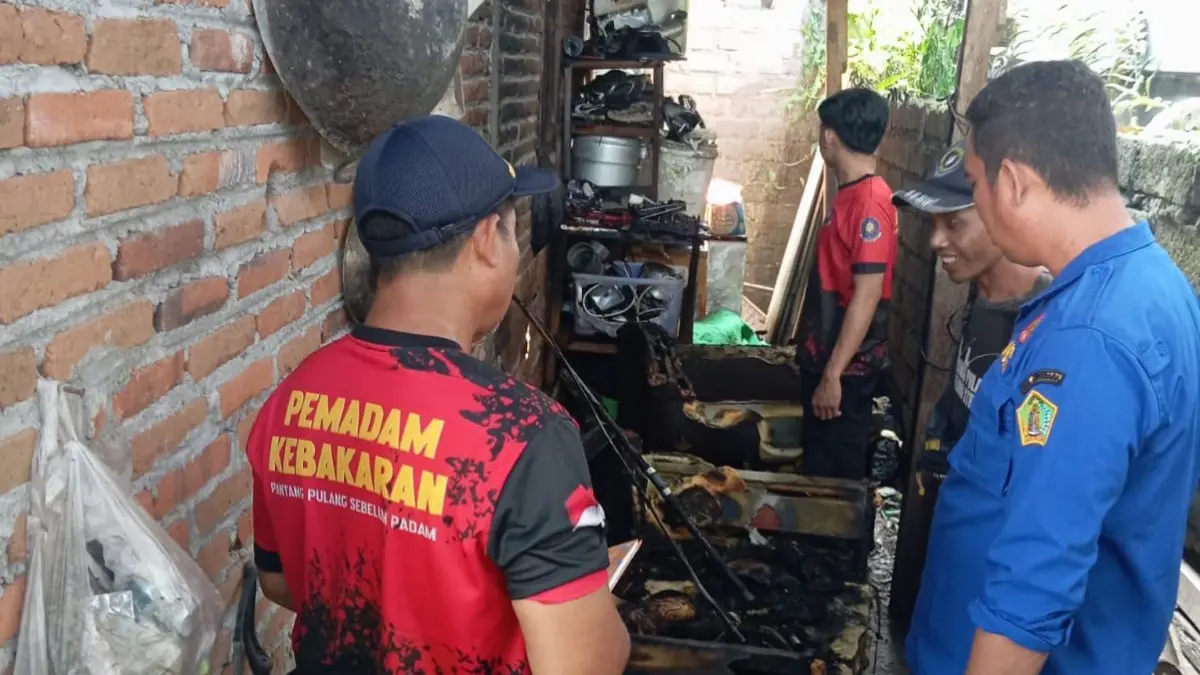 KEBAKARAN : Penanganan kebakaran yang terjadi di Lingkungan Pemedilan, Kelurahan Dauhwaru, Kecamatan Jembrana, Sabtu (25/4). (ist)