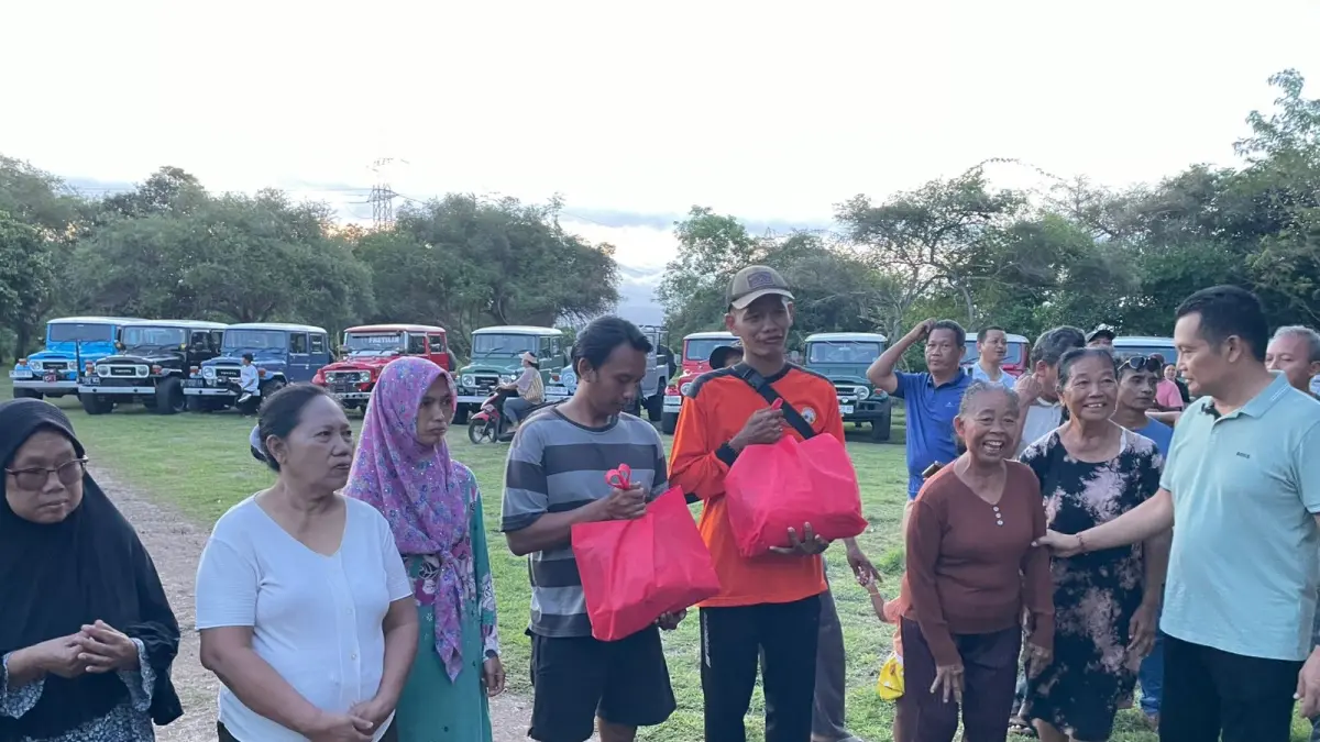 Aksi Melali dan Berbagi komunitas Sahabat Hardtop Negaroa. (ist)