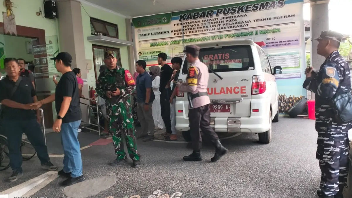 Korban saat dievakuasi dari tepi Pantai Muara Indah Pengambengan, Kecamatan Negara, Jembrana, Minggu (10/5). (ist)