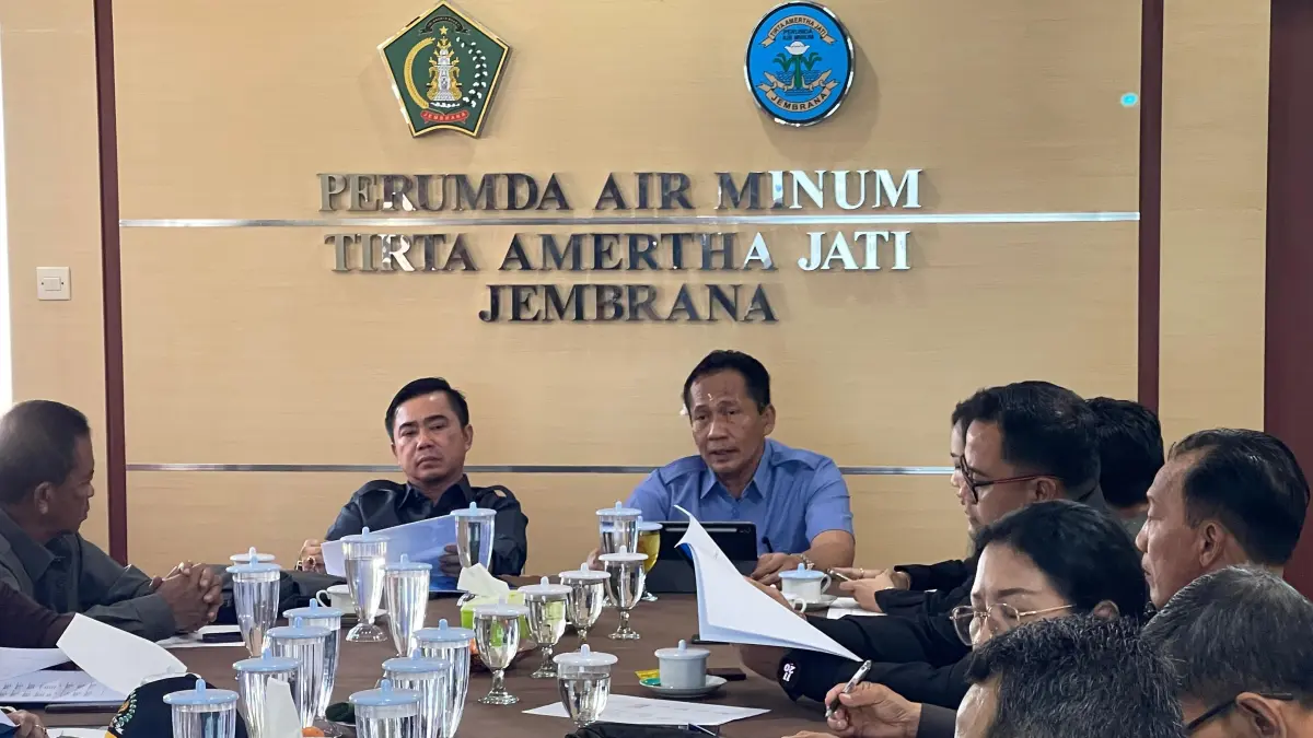 Komisi II DPRD Jembrana saat mendatangi Perumda Air Minum (PDAM) Tirta Amertha Jati Jembrana dalam rangka kunjungan kerja. (ist)