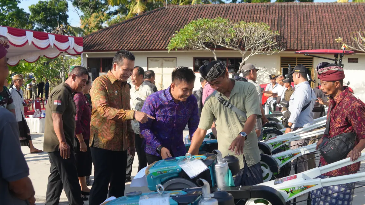 Bupati Kembang Hartawan saat menyerahkan bantuan traktor untuk petani di Jembrana.