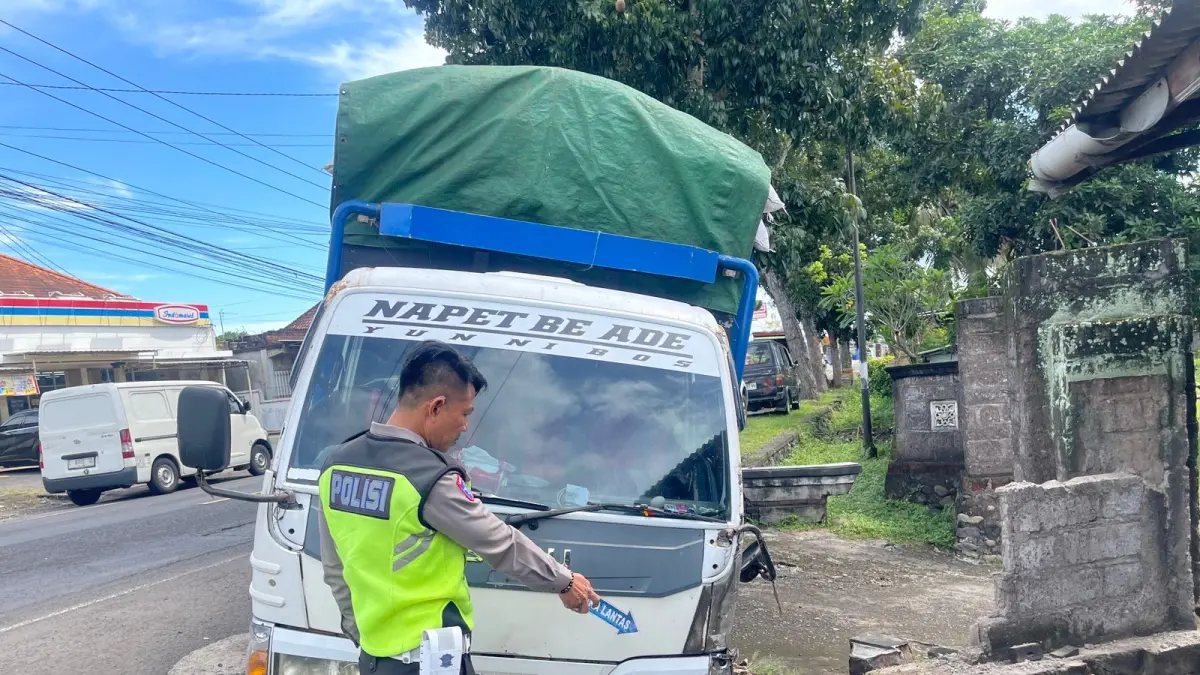 Truk Isuzu nopol DK 8763 GQ usai alami kecelakaan di Jalan Raya Denpasar-Gilimanuk KM 100-101, Banjar Banyubiru, Desa Kaliakah, Kecamatan Negara, Kabupaten Jembrana, Minggu (17/5). (ist)