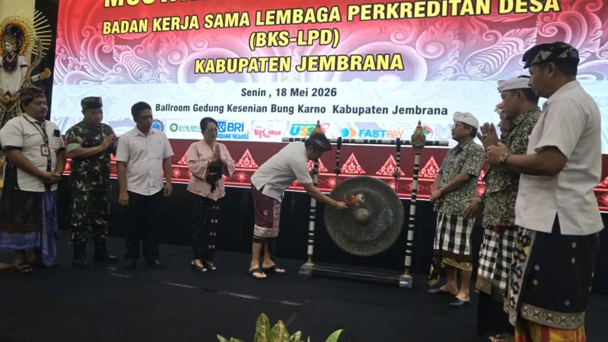 Bupati Kembang Hartawan saat membuka Musyawarah Kabupaten (Muskab) IV Badan Kerja Sama Lembaga Perkreditan Desa (BKS-LPD) Kabupaten Jembrana, Senin (18/5/2026). (ist)
